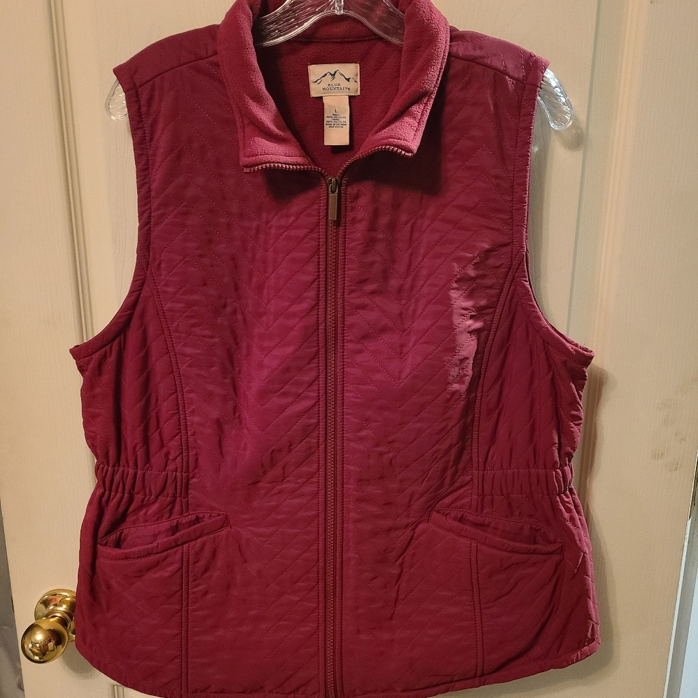 Blue Mountain size L maroon vest
